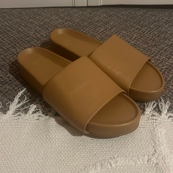 New Beek Pelican Sandals size 10 - Picture 1 of 9